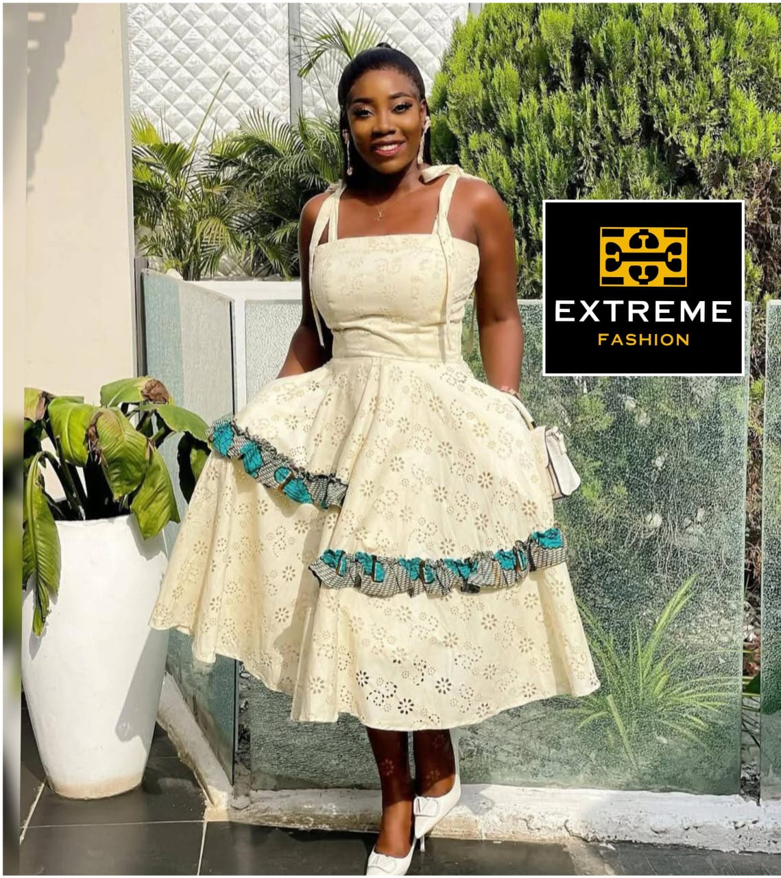 sleeveless traditional detailed dress